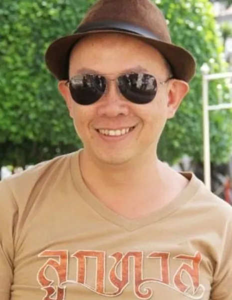 ละคร แซนดี้ ครูแสนดี 2568 แสนดี คืออดีตที่ถูกฝังไว้ใต้ผืนน้ำเค็มของ 'เกาะลัก' ที่ซึ่งโศกนาฏกรรมครั้งนั้นได้พรากทุกอย่างไป…ครูใหญ่ผู้เสียสละชีวิตปกป้องเด็กหญิงวัยสิบขวบ และพ่อที่ต้องชดใช้ความผิดในคุกมืด สิบปีแห่งการลี้ภัยในอเมริกา ไม่อาจล้างบาดแผลในใจ จนกระทั่งเธอกลับมาในนาม แซนดี้ ครูอาสาผมสีชมพูผู้เปี่ยมพลัง เธอแบกรับภารกิจจากครูเตือนใจในการดูแลเด็ก ป.6 ที่ใกล้หลุดจากระบบการศึกษา ด้วยวิธีการสอนสุดแหวกแนว "เรียนผ่านประสบการณ์จริง" ทว่าเมื่อความลับของตระกูลถูกเปิดโปง แซนดี้ต้องเผชิญหน้ากับคลื่นความเกลียดชังของชาวบ้าน ทางเดียวที่จะพิสูจน์คุณค่าของตัวเอง คือการนำพาเด็กทั้งหกคนให้ "ขึ้นฝั่ง" ได้อย่างปลอดภัย 2 1632502400614e028026fae5.25470859 %E0%B8%AA%E0%B8%B4%E0%B8%A3%E0%B8%B4%E0%B8%9E%E0%B8%B1%E0%B8%99%E0%B8%98%E0%B9%8C%E0%B8%A7%E0%B8%A3%E0%B8%B2%E0%B8%A0%E0%B8%A3%E0%B8%93%E0%B9%8C 2