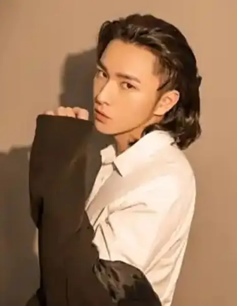 Чжан И Жун / Zhang Yi Rong / 张易嵘