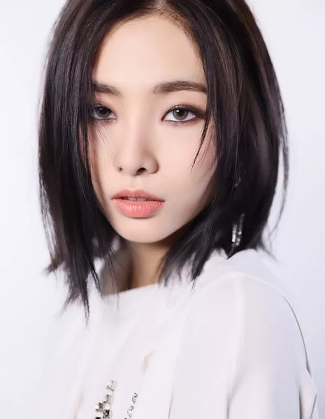 А Юн  / Ah Yoon (Queenz Eye) / 아윤